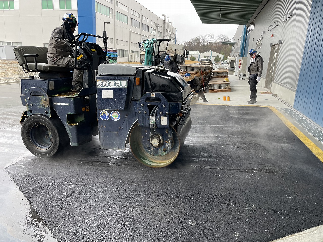 上層アスファルト補設・4t振動ローラー転圧