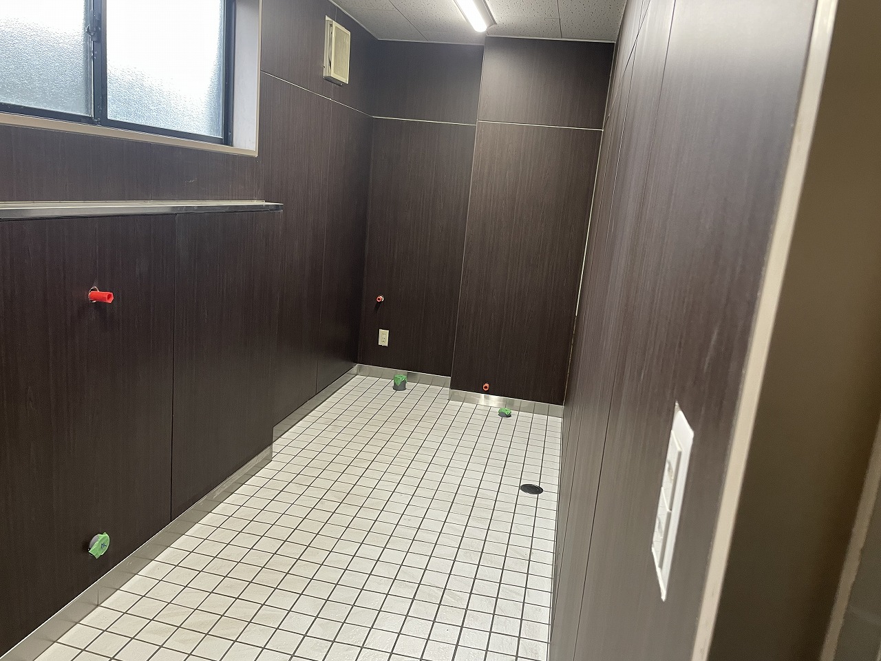 トイレ改修　床タイル貼り