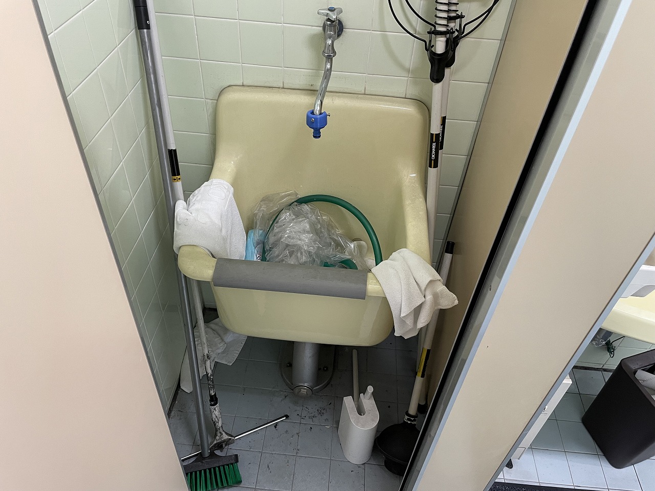 トイレ改修 着工前の掃除用流し