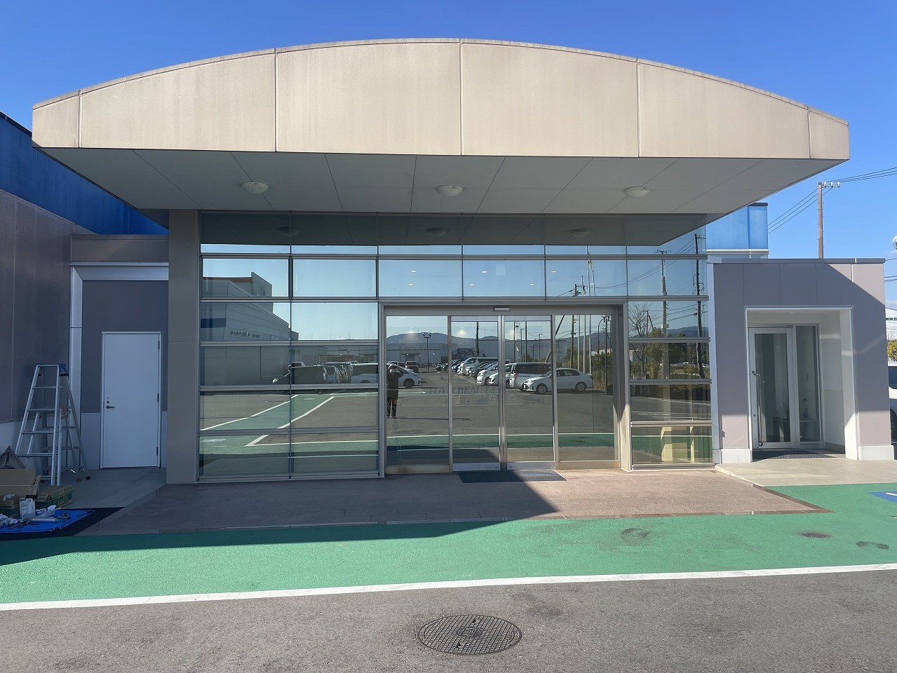 カーテンウォール洗浄・シール改修完工
